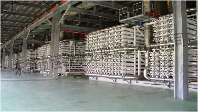 /></p><p>1.1水處理設備的選擇要本著以保證人們用水安全的原則，因此在對水處理工藝進行選擇時需做到以下幾點：</p><p>(1)不管是采用任何技術、工藝，水處理后其水質都要達到國家規定的生活飲用水標準。<br/>(2)技術安全可靠性原則。目前，盡管我國關于水處理的技術和設備有很多種，但是要從眾多的技術理論和設備中選擇技術較為優秀及安全可靠性較高的設備。<br/>(3)設備運行費用較低原則。針對我國偏遠、經濟欠發達地區，如果水處理設備運行費用過高，超出了當地人民的經濟承擔能力，即使是水處理建設工程建設完工，也會因為高昂的設備運行費用當地人民承擔不起而失去建設的意義。所以在水處理設備工程建設時一定要考慮到設備運行費用問題。<br/>(4)易管理原則。針對經濟欠發達地區設備技術管理人員相對短缺的問題，在設備管理和維護方面要求盡量做到簡單、易管理。如果設備的管理技術要求的過于高，超出了設備技術管理人員的能力范圍，則設備的正常運行和管理將得不到保障。</p><p>電絮凝技術</p><p>2.1電絮凝技術及其原理</p><p>電絮凝技術理論是在二十世紀初被提出的，經過近一個世紀的實踐探索才真正意義上將此項技術應用到水處理設備。此項技術的顯著特點是使用電能將含在水中的重金屬、固態懸浮物、乳化有機物及其他有害物質通過電化學反應將其分離出去。電絮凝水處理法的工作原理是：通過給水處理設備中的多塊鋼板加直流電，使其鋼板與鋼板之間產生電場，將待處理的水流入鋼板的縫隙，通電鋼板會因電離作用消耗一部分進入水中，同時電場中的離子和非離子污染物受電場作用與消耗到水中的鋼板發生反應，使電場中的離子和非離子污染物形成固態沉淀顆粒，進而通過沉淀分離的方式完成水處理。</p><p>2.2電絮凝<a href=http://m.dongfengju.com>水處理</a>的工藝流程</p><p>將待處理的水流入均化池，均化池的主要作用是用來平衡水泵水量和電絮凝反應器中水的流量之差，此外在均化池中設有水位傳感器，主要是用來控制反應器泵和水泵。進而通過反應器泵將均化池中的水抽入反應器中，反應器中設有鋼板，通電后鋼板與電離出的離子發生反應，達到處理目的。此外，在反應器中的空腔內都有一個氣動閥和氣動雙隔膜泵，它們的作用分別是去除鐵垢和去除反應器中沉淀的固體雜質。然后再將反應器中處理后的水抽到除沫池，除去漂浮在水面上的泡沫以及讓水中雜質的發生二次沉淀。較后再將除沫池中的水流到沉淀池，再次讓固體顆粒沉淀，并通過污泥去除設備將固體顆粒等雜質去除，清水則進入砂濾器，通過砂濾器對水進行回洗，完成整個工藝流程。</p><p>復合式多介質過濾法方案</p><p>3.1復合式多介質過濾法及其工作原理</p><p>復合式多介質是一種物理水處理法，整個工藝流程不需要添加任何化學藥劑，設備機組集成自動化、智能化控制，耗能低，安全穩定性較高，水處理設備系統更換后的介質不會對環境造成污染，可以直接填埋。同時由于水處理設備系統是自動控制系統和監控系統，系統程序一旦設定好，不需要過多的人員對其實時監控，節約了維護人員的投入，相應地也節省了維護費用。</p><p>3.2復合式多介質過濾法工藝流程</p><p><br/>通過原水加壓系統的加壓泵將待處理的水抽入水處理系統，經全自動逆洗多介質深度處理，其中，全自動逆洗深度處理系統中設有活性炭吸附過濾器，其作用是去除水中的異味和氯化物等。除砷、鐵/錳裝置。作用是去除水中的砷、鐵/錳等雜質和有害物質。阻垢器。可防止水中的鈣和鎂經加熱后反應生成碳酸鈣。原水<a href=http://m.dongfengju.com>紫外線消毒系統</a>。主要作用是對管網水進行殺菌，分解臭氧等。水處理工程技術相關資料<a href=http://m.dongfengju.com>http://m.dongfengju.com</a><br/></p></div>
						<div   id=